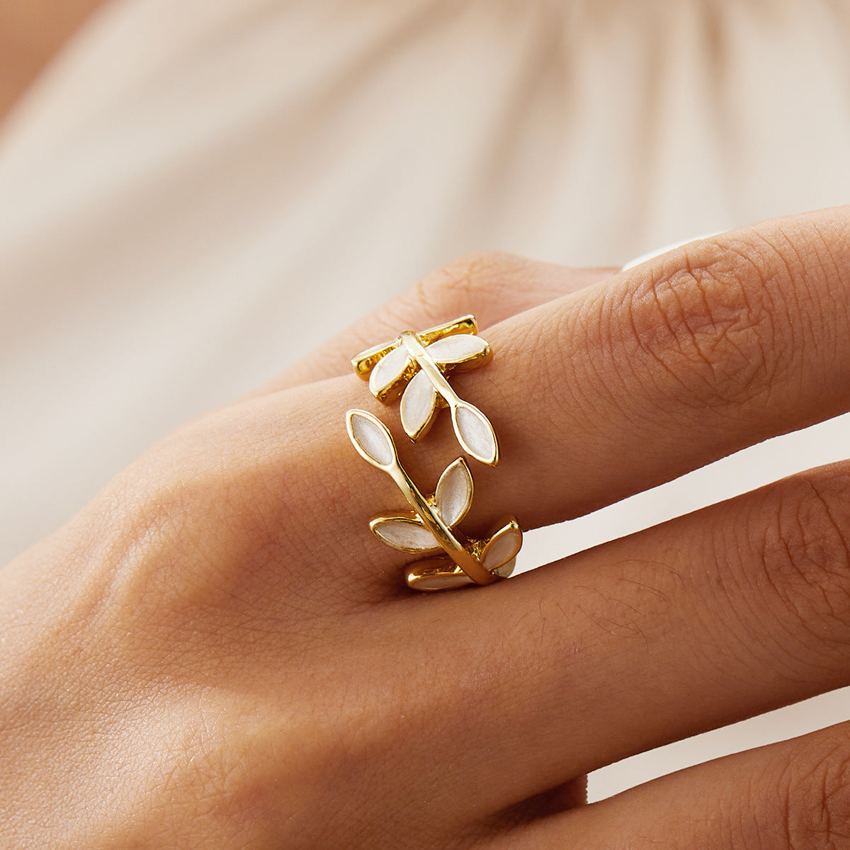 Issabeau™ Anello regolabile con fogliame